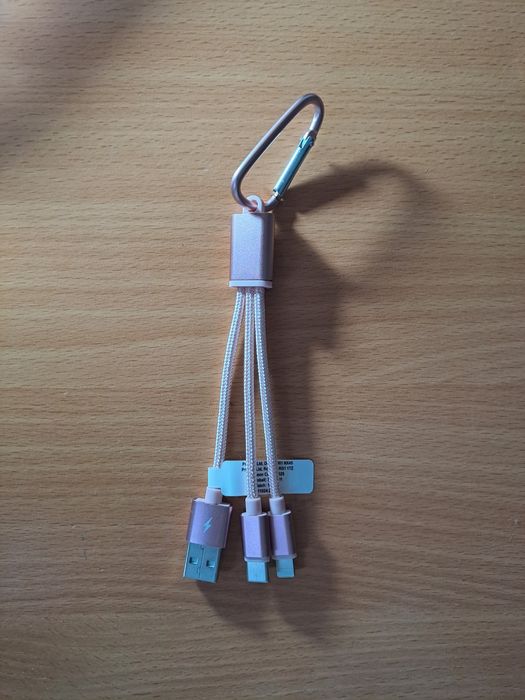 Cabo de Carregamento 3-em-1 com Porta-Chaves – Rosa Metalizado