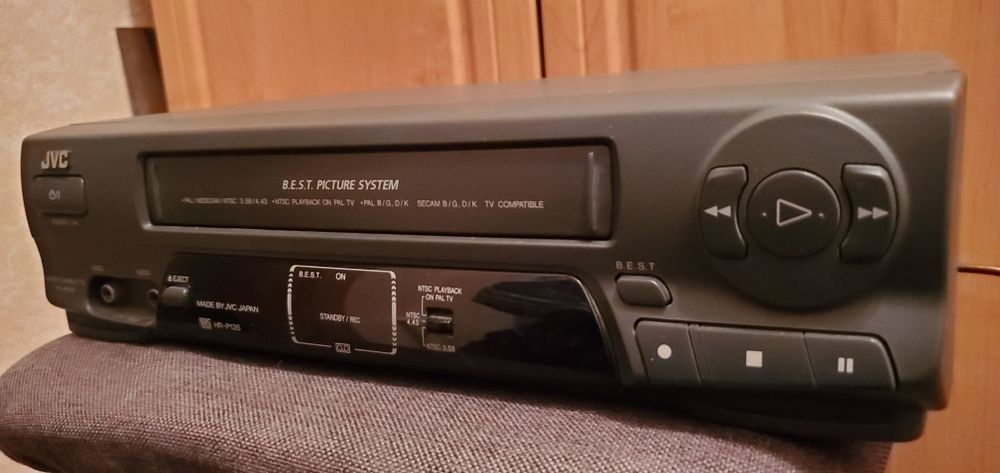 Відеомагнітофон JVC P135EE