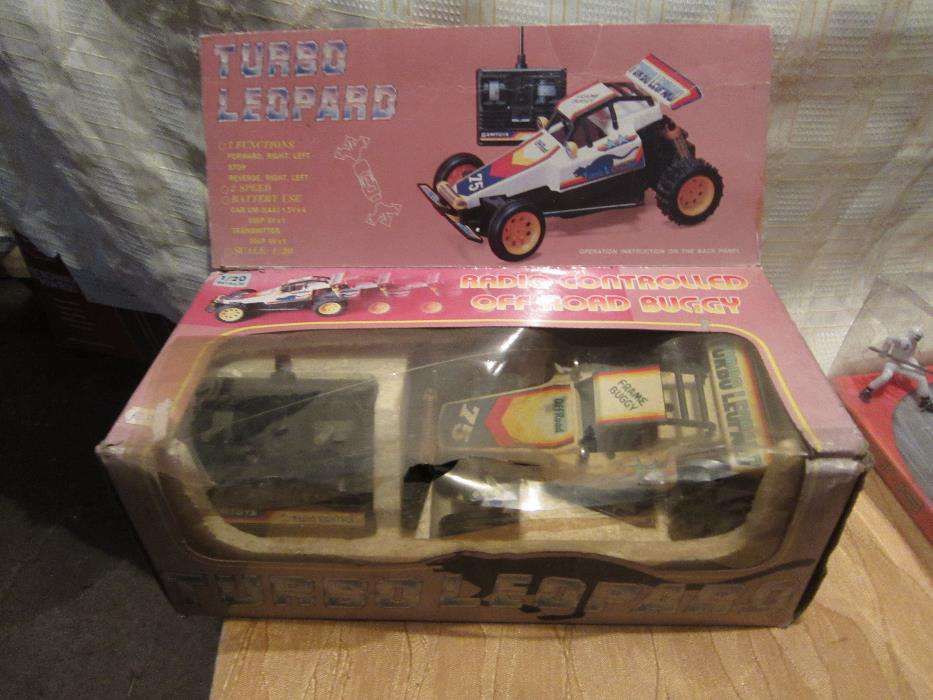 Carro de brincar controlado por um comando