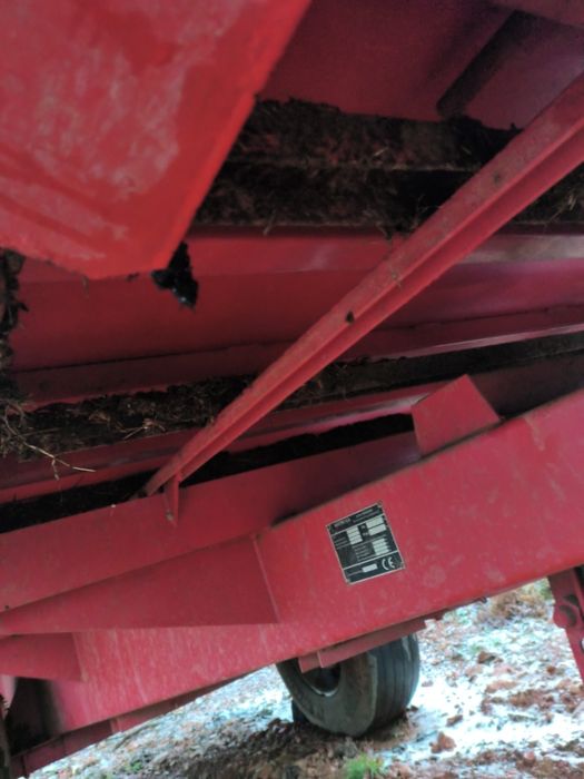 Reboque espalhador de estrume