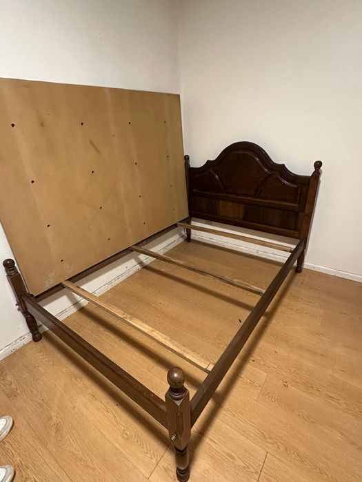 Cama de madeira escura