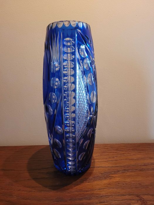 Kryształowy kobaltowy wazon z wizerunkiem Jana Pawła II