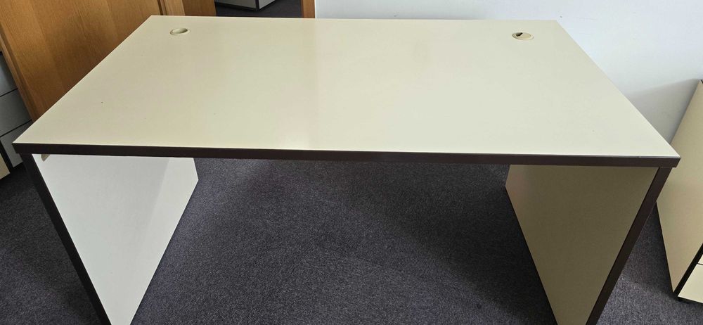 biurka biurowe, różne rodzaje i kolory