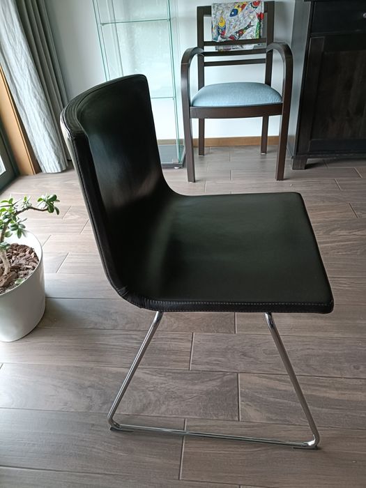 6 Cadeiras em pele, design moderno, muito confortáveis, como Novas