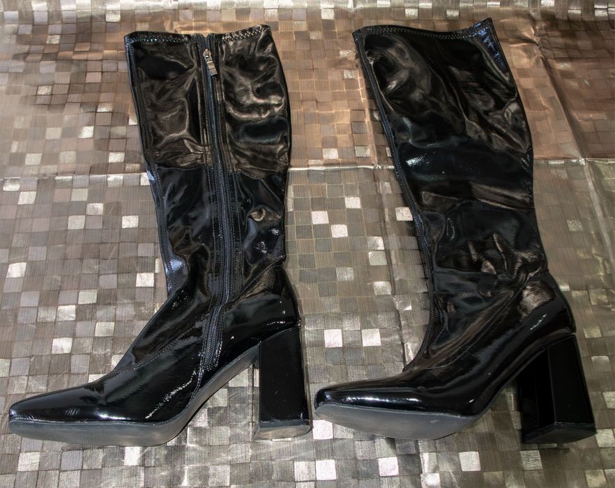 Botas de cano alto pretas em verniz brilhante e salto bloco