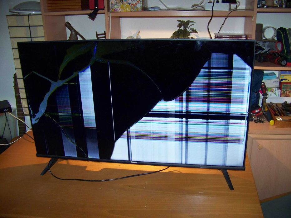 tv HISENSE 40 A 4K com ecrã partido - p/ peças
