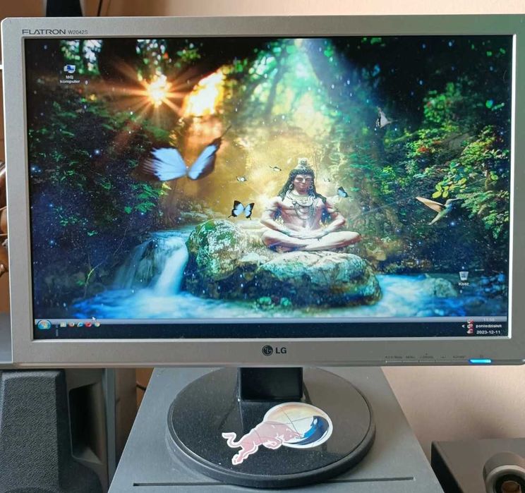 Komputer PC z monitorem