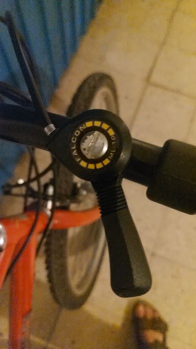 Bicicleta laranja usada