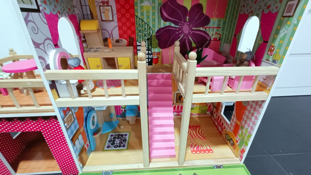 Casinha de brincar com mobiliário