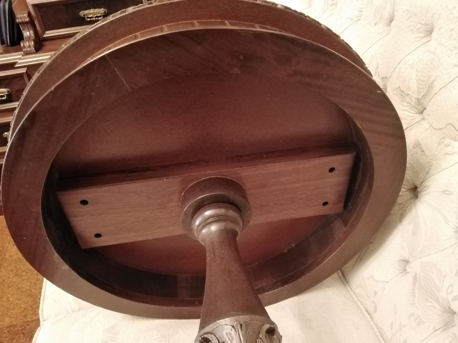 2 Mesas de Apoio em Mogno Trabalhado com Aplicações em Bronze