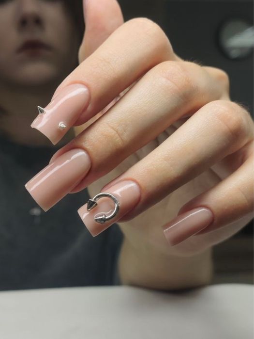 Манікюр з покриттям 700₴ нарощування нігтів 1000₴