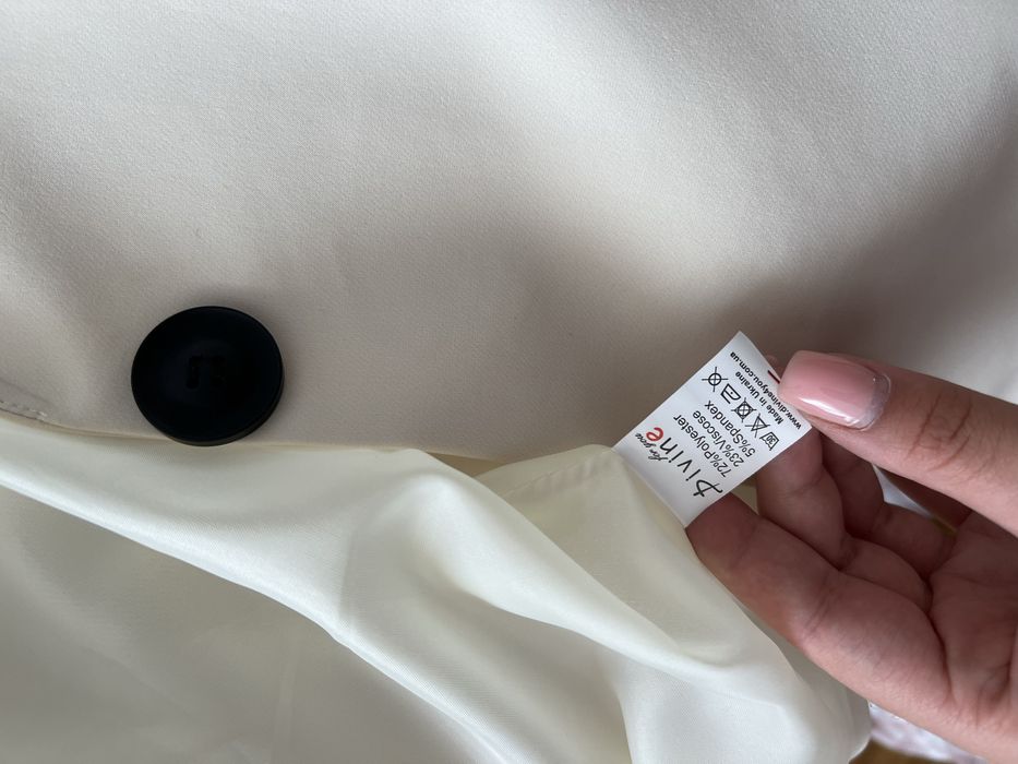 Брючний беживий костюм