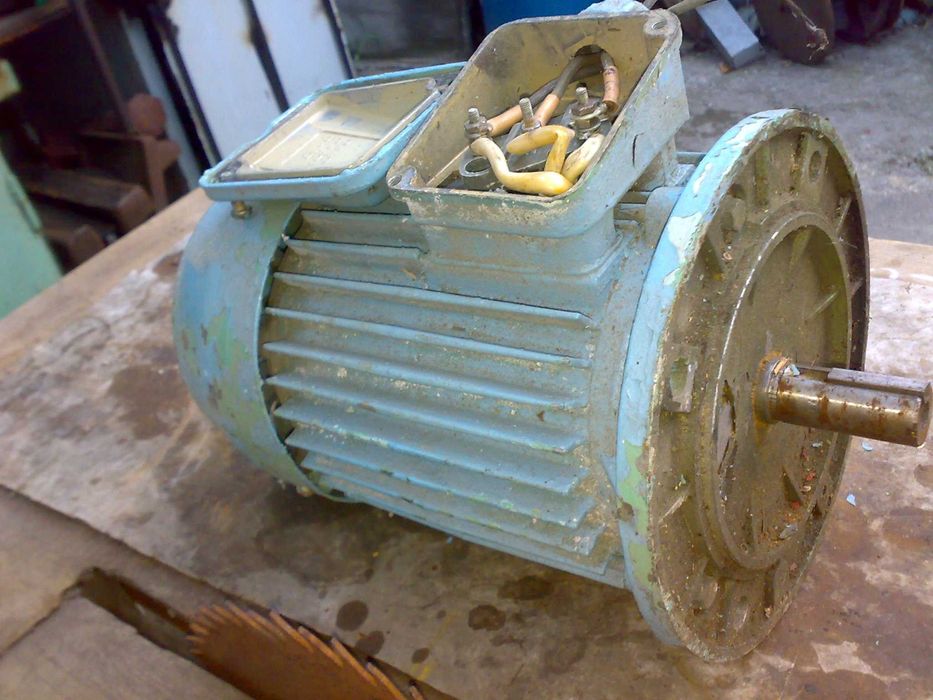 Электродвигатель 1.5-900 об мин.4АМ 90 ЛС.