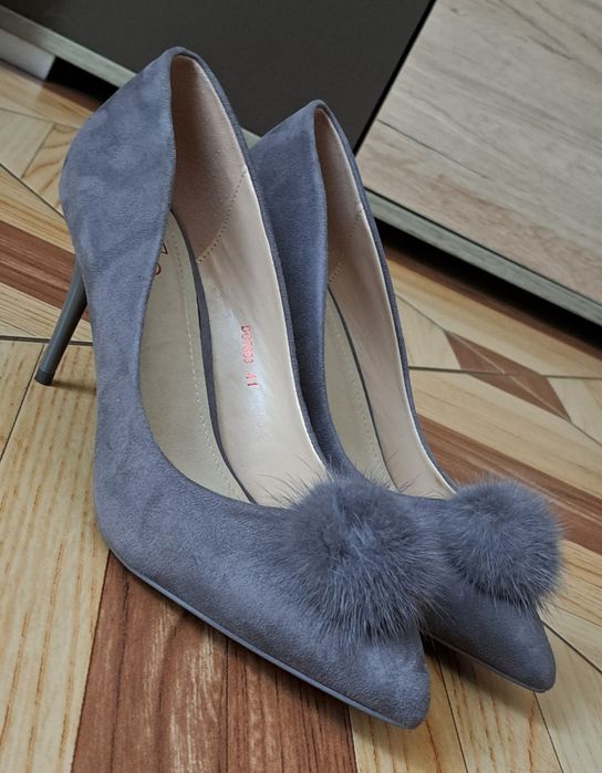 Szpilki z pomponikiem