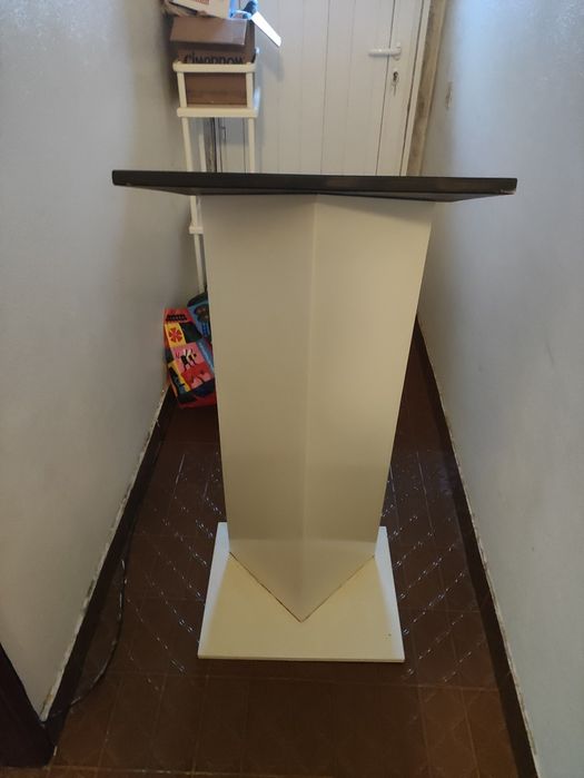 Púlpito de Ferro para Palestras e Leituras – Estrutura Firme