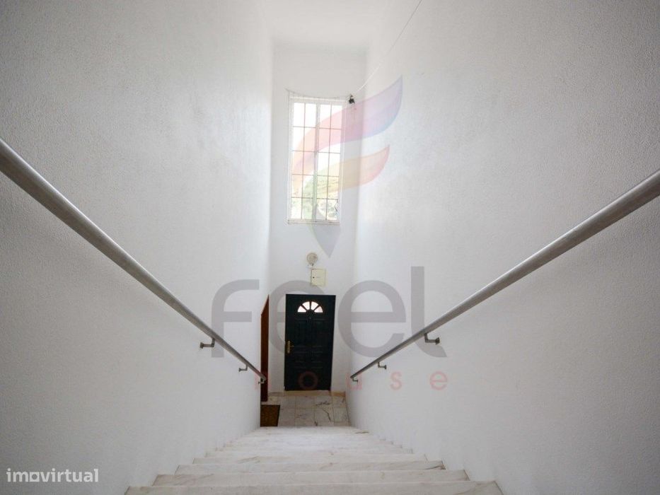 Prédio Com Três Apartamentos