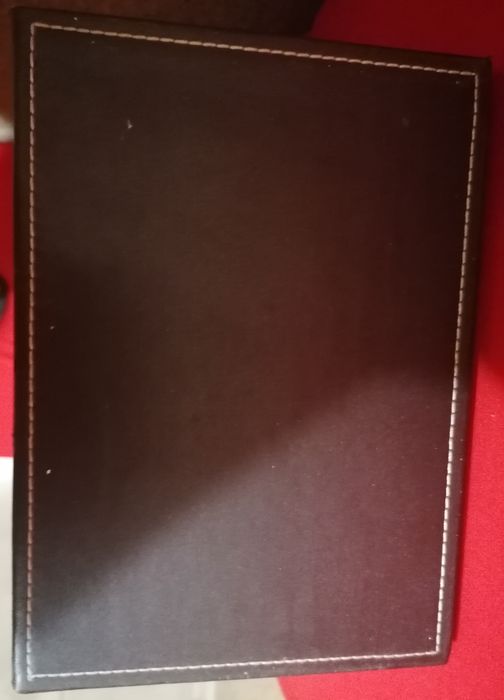 Estante de pele sintética, castanha, com 4 prateleiras