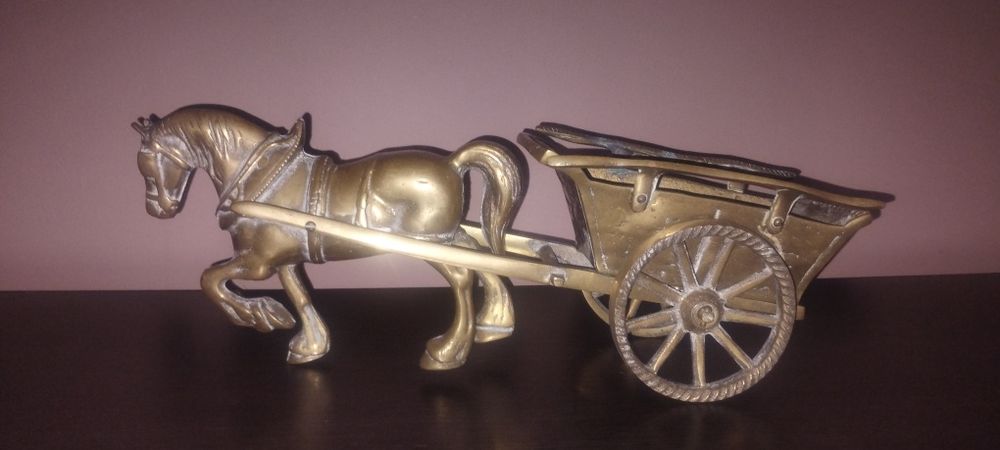 Bryczką z koniem wykonana z mosiądzu