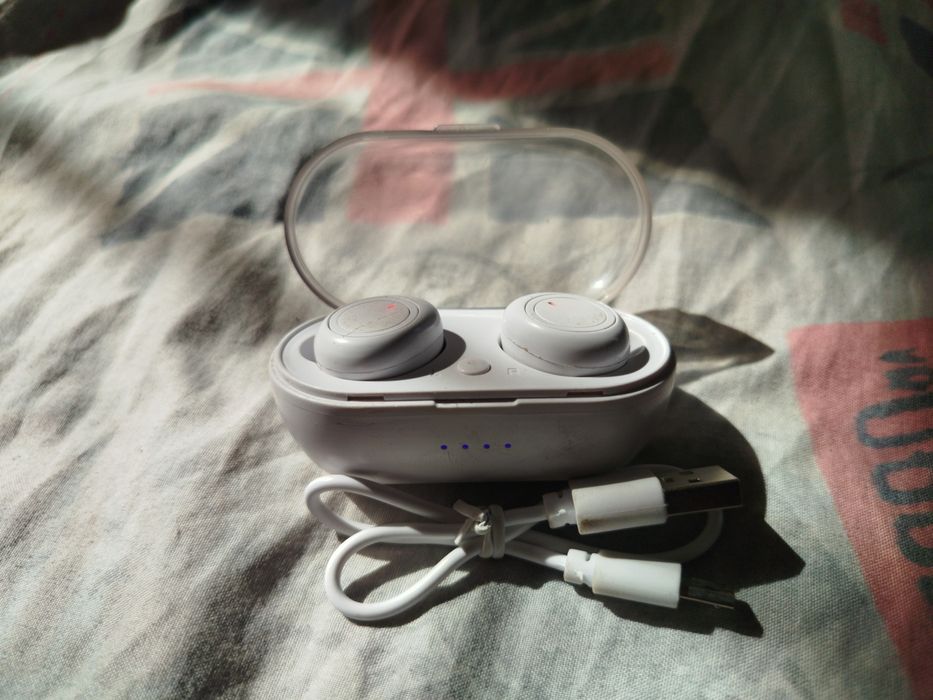 Продам вакуумные наушники TWS