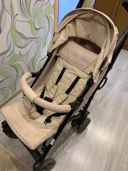 Продаю універсальну дитячу коляску в хорошому стані.