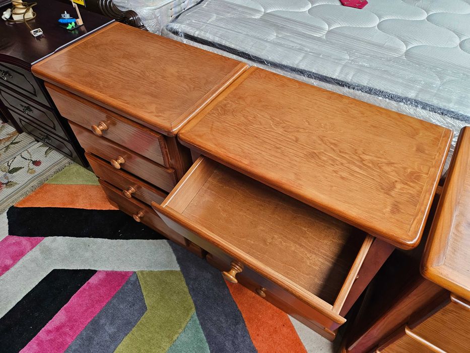 Excelentes mesas de cabeceira em madeira maciça - Valor unit