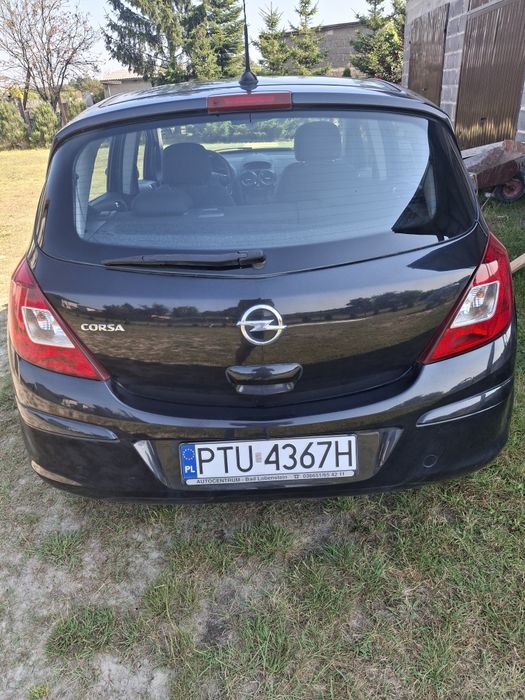 Czarny Opel Corsa 2013 rocznik