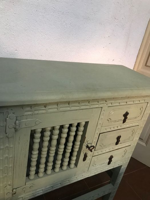 Móvel antigo de cor verde