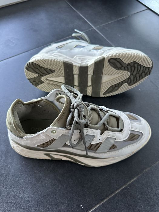 Adidas Niteball, em bege e verde, tamanho 41 1/3, em ótimo estado