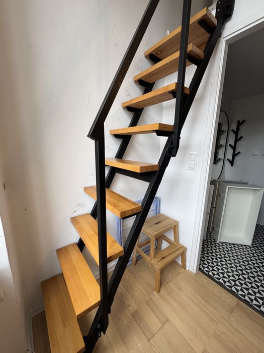 Schody metalowe loftowe z drewnianymi stopniami