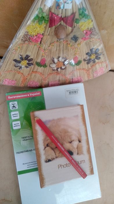 Подрамник, фотоальбом, карандаш,веник.