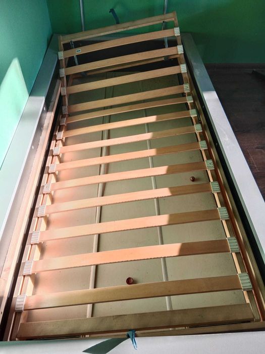 Łóżko jednoosobowe z pojemnikiem na pościel