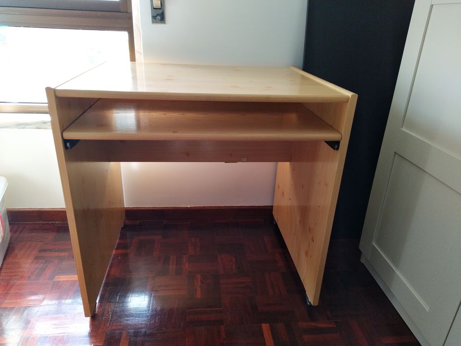 Secretária com rodinhas