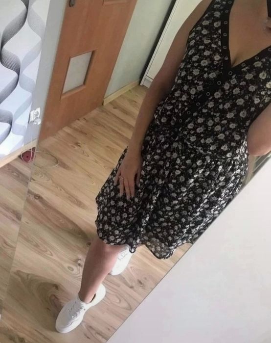 Sukienka w kwiatki Cropp