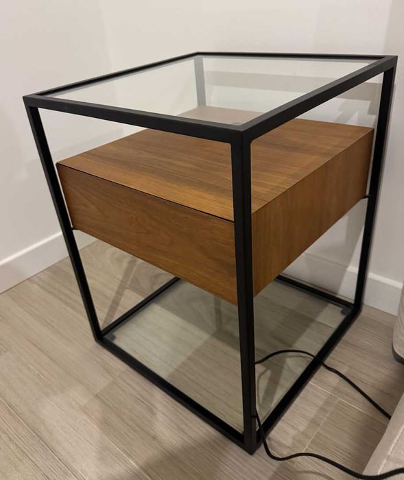 Wood and metal bedside table x 2 (Mesa de cabeceira)