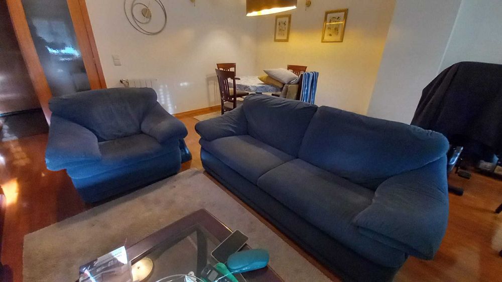 Conjunto de 1 sofá de 3 lugares e 2 sofás de 1 lugar, em tecido azul