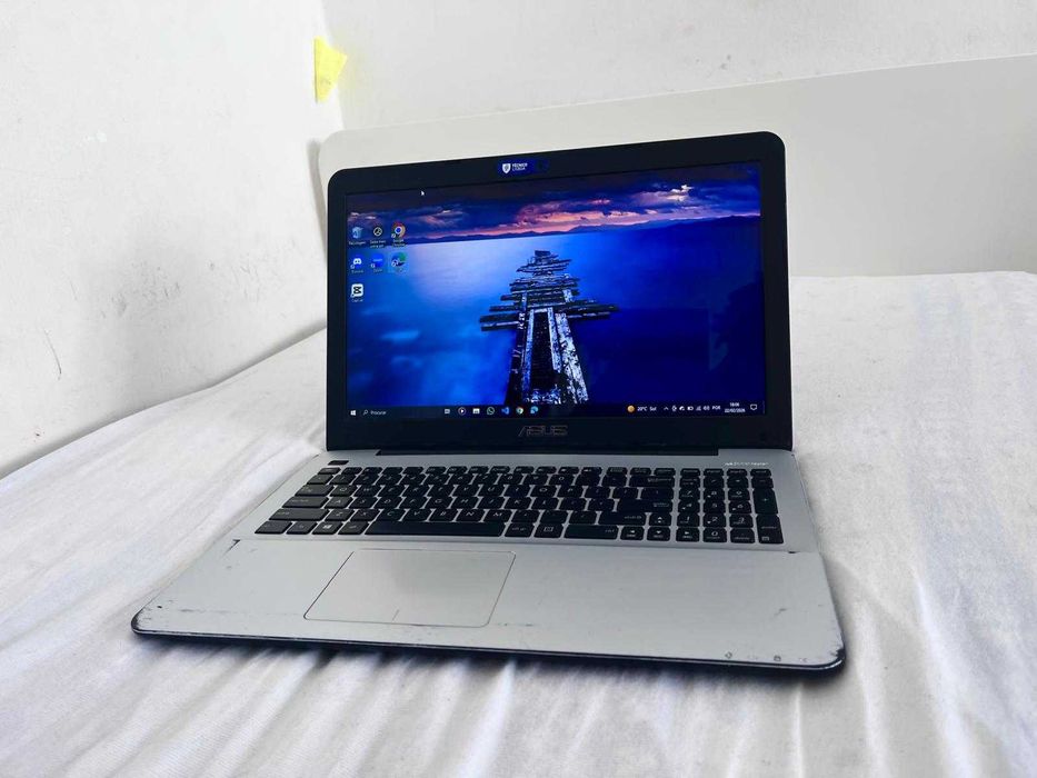 Portátil ASUS 8GB RAM + SSD 256GB Rápido e Pronto a Usar