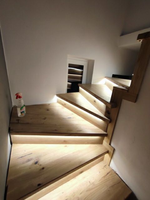 Schody drewniane stopnie półkowe barierki parapety