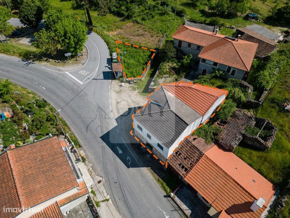 Imóveis Arrendados | Duas Moradias Geminadas e Terreno Adjacente — Parada de Pinhão, Vila Real