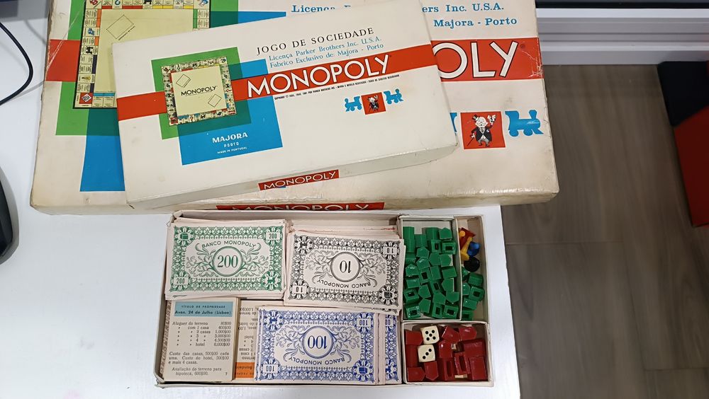 Jogo de tabuleiro Monopólio em muito bom estado.