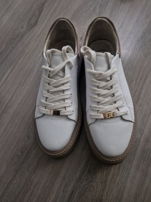 skórzane sneakersy białe