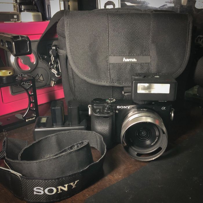 Sony A6000 + Sony E 16mm 2.8