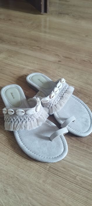 Klapki Boho z muszelkami beżowe