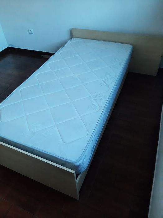 Cama com estrado e colchão