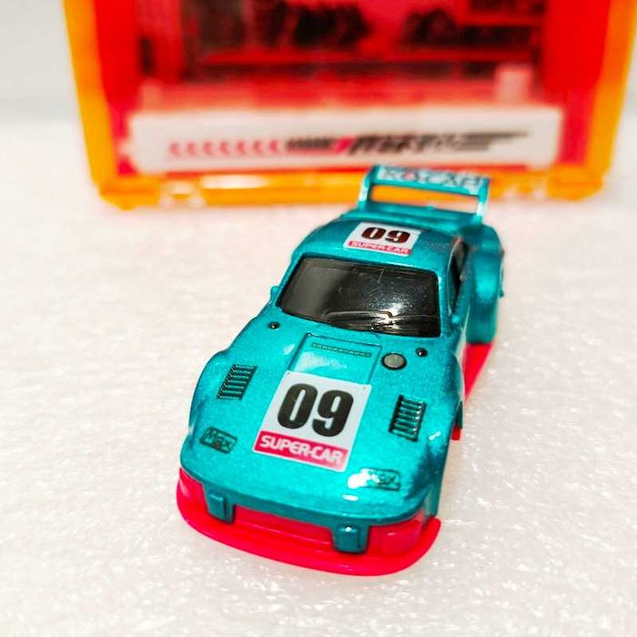 Miniatura réplica de Porsche 935 com contentor desmontável