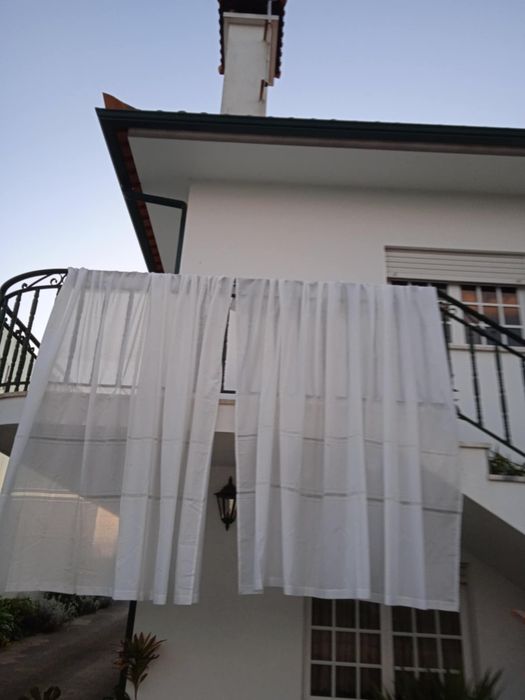 Vendo um par de cortinas para janelas de casa como novas.