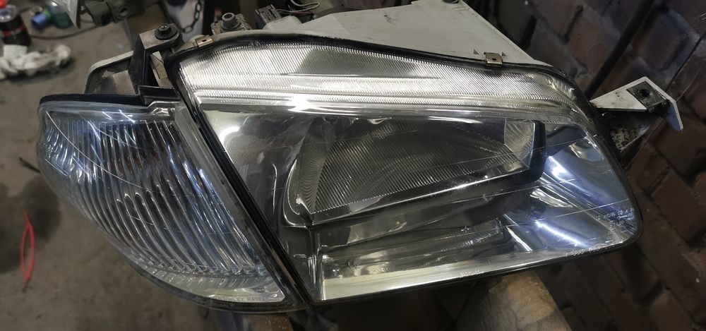 Reflektor prawy Mazda 323 BJ przed liftem