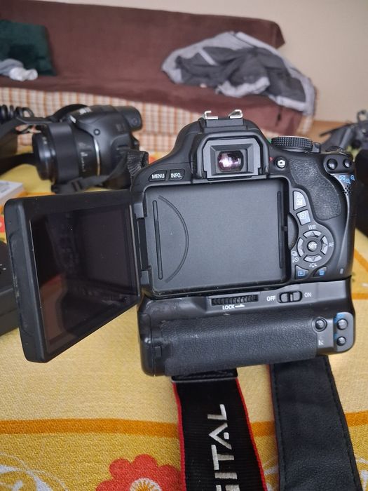 Canon EOS 600D z obirktywem i dolnym panelem