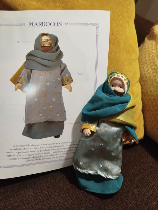 Vendo bonecas em porcelana. TAM 22cm de altura