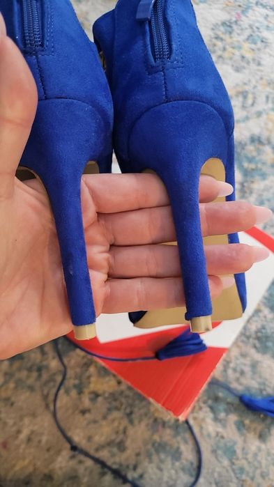 Niebieskie szpilki wiązane