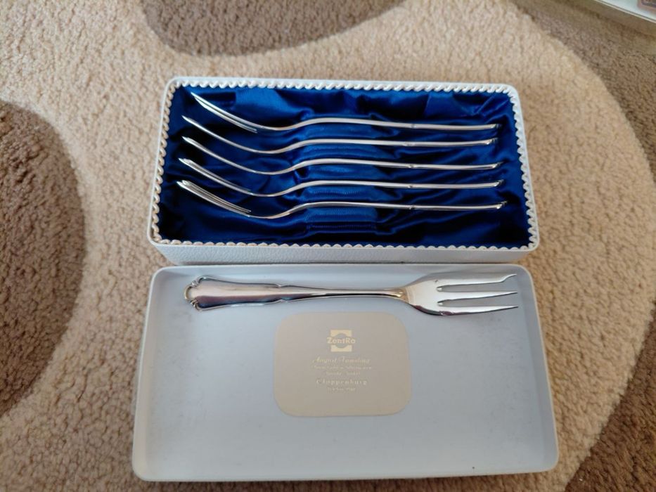 По-срібні вилки.